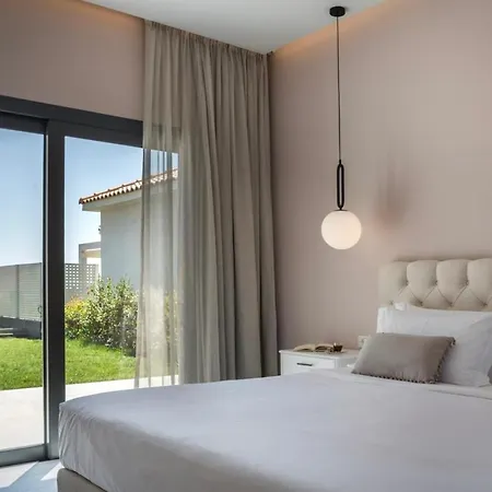 Stellina Vilă Karavádhos